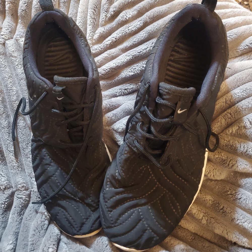 NIKE ROSHE ONE SHOES